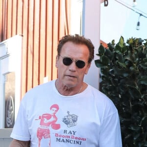 Arnold Schwarzenegger déjeune au Lux Cafe en famille à Brentwood, le 16 février 2018.
