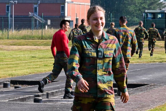 La princesse Elisabeth de Belgique participe à l'entraînement tactique au camp militaire de Lagland à Arlon.