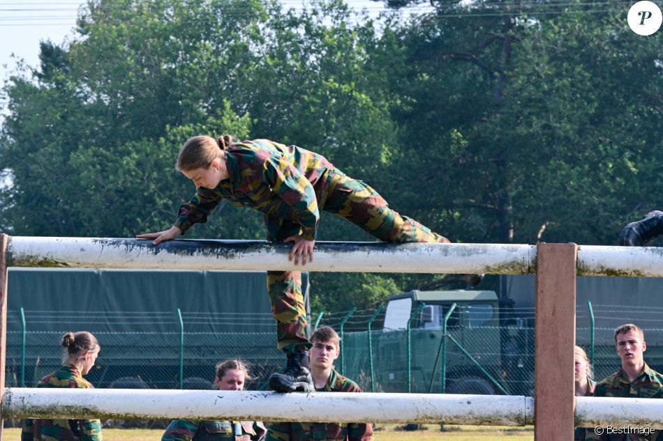 La princesse Elisabeth de Belgique participe à l'entraînement tactique au camp militaire de Lagland à Arlon, le 9 juillet 2021.