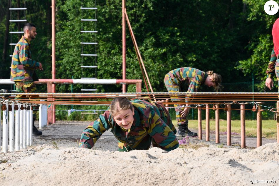 La princesse Elisabeth de Belgique participe à l'entraînement tactique au camp militaire de Lagland à Arlon, le 9 juillet 2021.