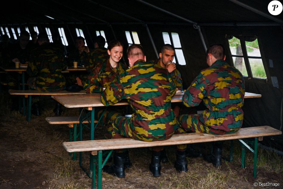 La princesse Elisabeth de Belgique participe à l'entraînement tactique au camp militaire de Lagland à Arlon, le 9 juillet 2021.