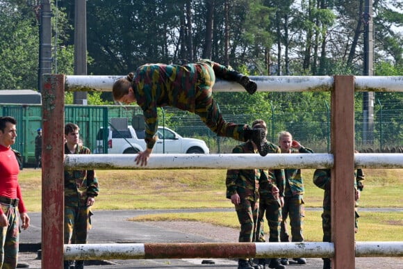 La princesse Elisabeth de Belgique participe à l'entraînement tactique au camp militaire de Lagland à Arlon, le 9 juillet 2021.
