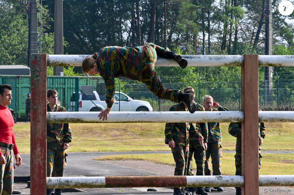 La princesse Elisabeth de Belgique participe à l'entraînement tactique au camp militaire de Lagland à Arlon, le 9 juillet 2021.