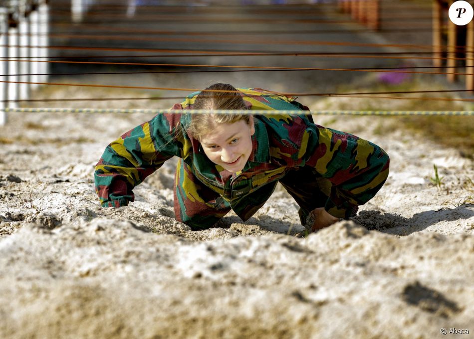 La princesse Elisabeth de Belgique participe à l'entraînement tactique au camp militaire de Lagland à Arlon, le 9 juillet 2021.