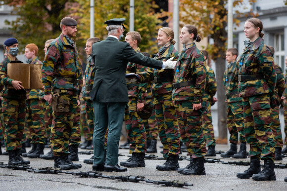 Le Roi Philippe et la Reine Mathilde de Belgique assistent à la cérémonie de la remise des bérets bleus aux élèves-officiers des nouvelles promotions à l'Ecole Royale militaire, dont fait partie la Princesse Elisabeth de Belgique. Bruxelles, le 25 septembre 2020.