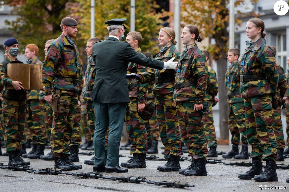 Le Roi Philippe et la Reine Mathilde de Belgique assistent à la cérémonie de la remise des bérets bleus aux élèves-officiers des nouvelles promotions à l'Ecole Royale militaire, dont fait partie la Princesse Elisabeth de Belgique. Bruxelles, le 25 septembre 2020.