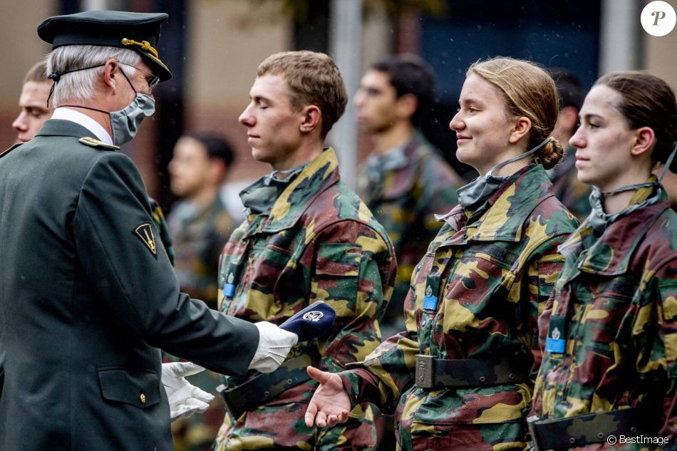 Le Roi Philippe et la Reine Mathilde de Belgique assistent à la cérémonie de la remise des bérets bleus aux élèves-officiers des nouvelles promotions à l'Ecole Royale militaire, dont fait partie la Princesse Elisabeth de Belgique. Bruxelles, le 25 septembre 2020.Queen Mathilde and King Philippe attend the "Blauwe Mutsen Parade" (Blue Cap Parade) of the Royal Military Academy KMS, to which their daughter Princess Elisabeth participates in Brussels, Belgium, September 25th, 2020.