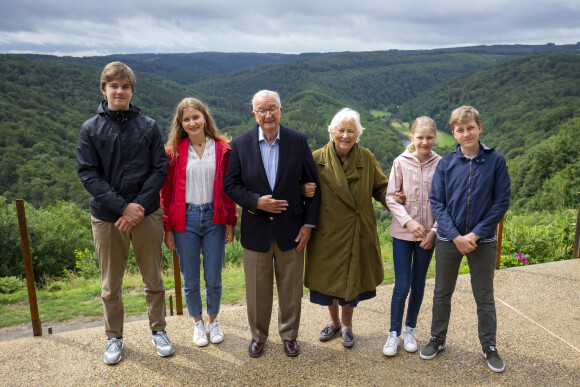 Prince Gabriel, Princesse Elisabeth, le roi Albert, la reine Paola, Princesse Eleonore et Prince Emmanuel - La famille royale de Belgique lors d'une visite du "Tombeau géant " à Botassart en Belgique le 28 juin 2020.