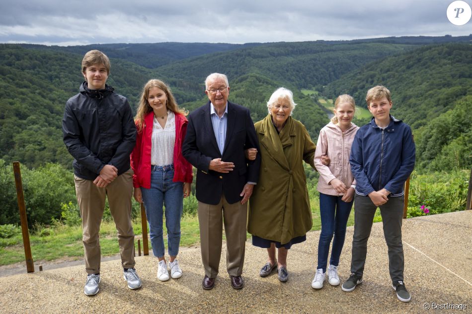 Prince Gabriel, Princesse Elisabeth, le roi Albert, la reine Paola, Princesse Eleonore et Prince Emmanuel - La famille royale de Belgique lors d'une visite du "Tombeau géant " à Botassart en Belgique le 28 juin 2020.