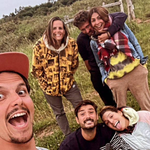 Juan Arbelaez, Jérémy Frérot, Laury Thilleman, Laure Manaudou, Julien Duboué et Delphine Tréfeil en vacances en Galice, en Espagne. Juillet 2021.