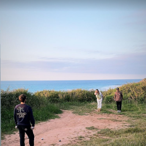 Jérémy Frérot, Laury Thilleman et Julien Duboué (de dos) jouent à la pétanque lors de leurs vacances en Galice. Story Instagram du 9 juillet 2021.