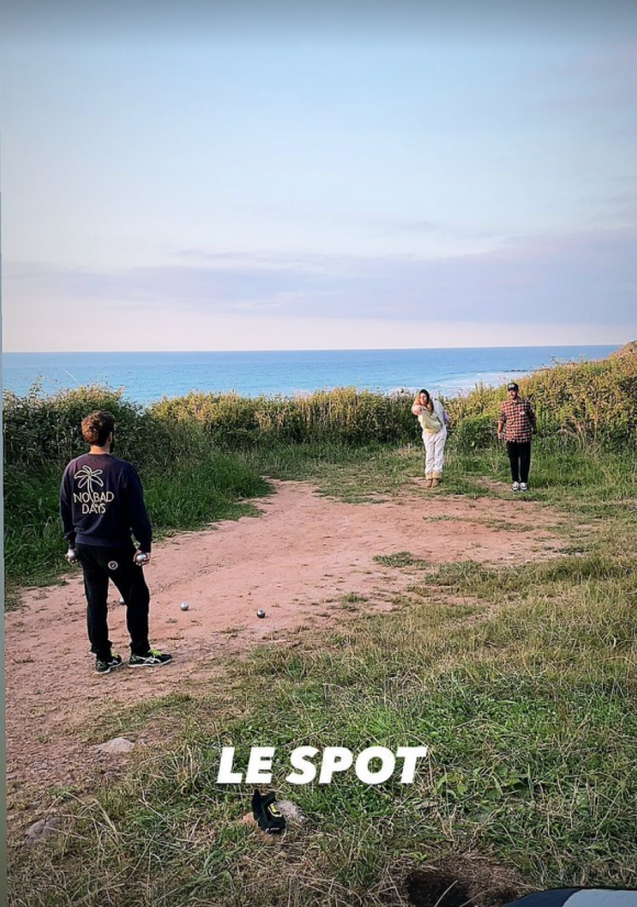 Jérémy Frérot, Laury Thilleman et Julien Duboué (de dos) jouent à la pétanque lors de leurs vacances en Galice. Story Instagram du 9 juillet 2021.