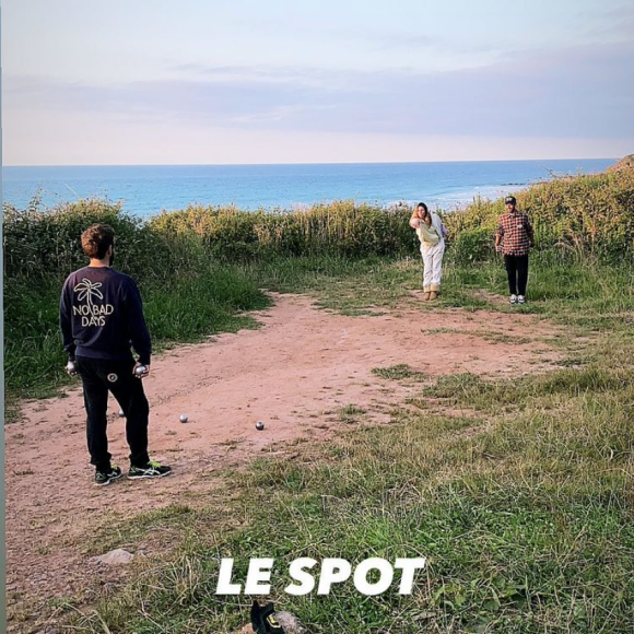 Jérémy Frérot, Laury Thilleman et Julien Duboué (de dos) jouent à la pétanque lors de leurs vacances en Galice. Story Instagram du 9 juillet 2021.
