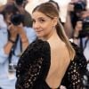 Cannes 2021 : Clotilde Courau craquante en robe dos nu, avec une petite touche fluo