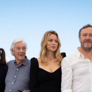 Louise Chevillotte, Daphné Patakia, Paul Verhoeven (réalisateur), Virginie Efira, Olivier Rabourdin et Clotilde Courau au photocall du film "Benedetta" (en compétition) lors du 74ème festival international du film de Cannes, le 10 juillet 2021