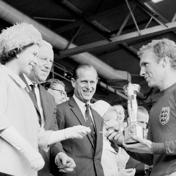 Le 30 juillet 1966, la reine Elizabeth II avait remis la Coupe Jules Rimet (ancien nom de la Coupe du monde de football) au capitaine de l'équipe d'Angleterre, Bobby Moore, à l'issue de la finale face à l'Allemagne de l'ouest au stade de Wembley, à Londres.