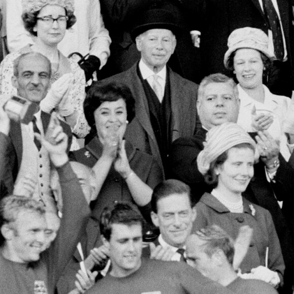Le 30 juillet 1966, la reine Elizabeth II avait remis la Coupe Jules Rimet (ancien nom de la Coupe du monde de football) au capitaine de l'équipe d'Angleterre, Bobby Moore, à l'issue de la finale face à l'Allemagne de l'ouest au stade de Wembley, à Londres.