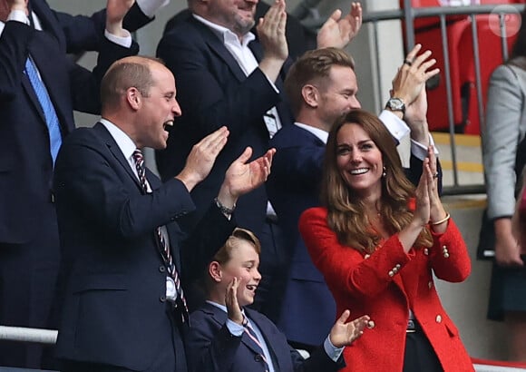 Le prince William, sa femme Kate Middleton, et leur fils Prince George célèbrent le 1-0 de l'Angleterre face à l'Allemagne, lors de l'Euro, au Wembley Stadium de Londres.