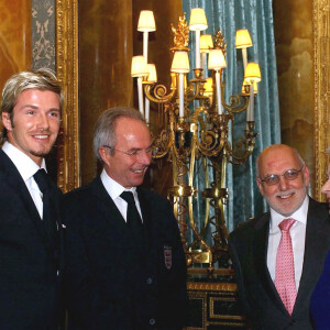 Elizabeth II, l'ancien capitaine de l'équipe d'Angleterre David Beckham et l'ancien sélectionneur Sven Goral Eriksson en novembre 2002.