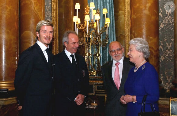 Elizabeth II, l'ancien capitaine de l'équipe d'Angleterre David Beckham et l'ancien sélectionneur Sven Goral Eriksson en novembre 2002.