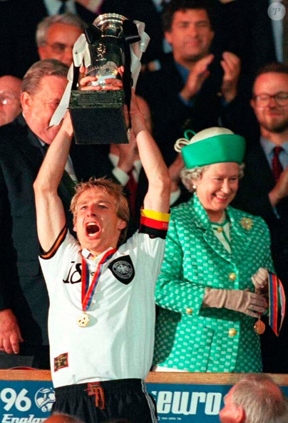 La reine Elizabeth II remet à Jurgen Klinsmann la Coupe d'Europe à l'issue de la finale Allemagne - République Tchèque, à Wembley, en 1996.