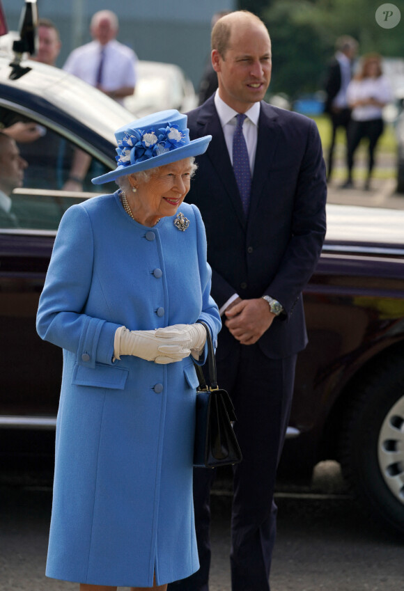 La reine Elizabeth II d'Angleterre et son petit-fils, le prince William, duc de Cambridge (connu sous le nom de comte de Strathearn en Écosse), ont encouragé l'équipe d'Angleterre avant la finale de l'Euro.