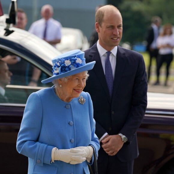 La reine Elizabeth II d'Angleterre et son petit-fils, le prince William, duc de Cambridge (connu sous le nom de comte de Strathearn en Écosse), ont encouragé l'équipe d'Angleterre avant la finale de l'Euro.