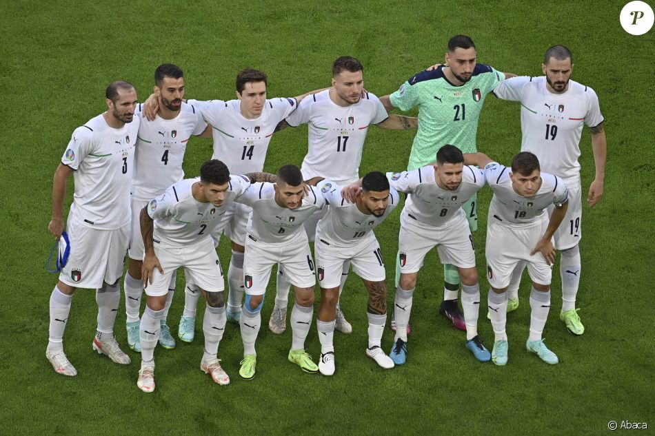 Marco Verratti (premier rang, deuxième en partant de la gauche) et l'équipe d'Italie lors du quart de finale de l'Euro 2020 face à la Belgique, à l'Allianz Arena. Munich, le 2 juillet 2021.