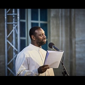 Omar Sy lors de sa toute première participation au Festival d'Avignon le 10 juillet 2021. Le comédien a proposé une lecture publique de "Frère d'âme", de David Diop.