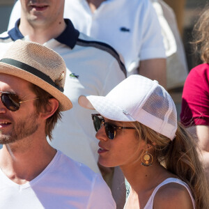 Élodie Fontan et son compagnon Philippe Lacheau dans les tribunes lors des internationaux de tennis de Roland Garros à Paris, France, le 2 juin 2019. © Jacovides-Moreau/Bestimage