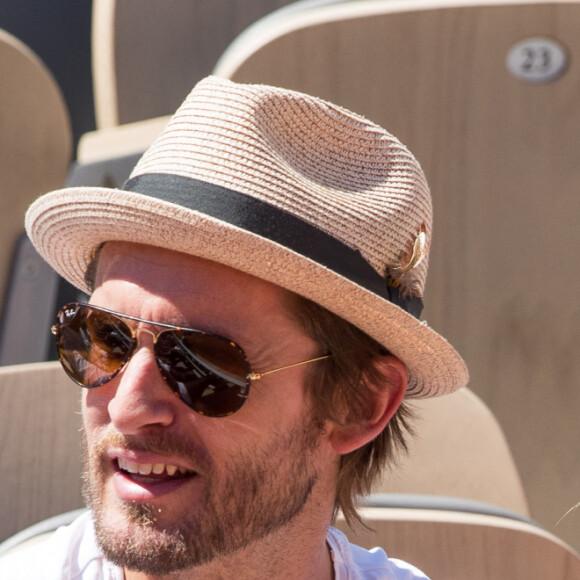Élodie Fontan et son compagnon Philippe Lacheau dans les tribunes lors des internationaux de tennis de Roland Garros à Paris, France, le 2 juin 2019. © Jacovides-Moreau/Bestimage