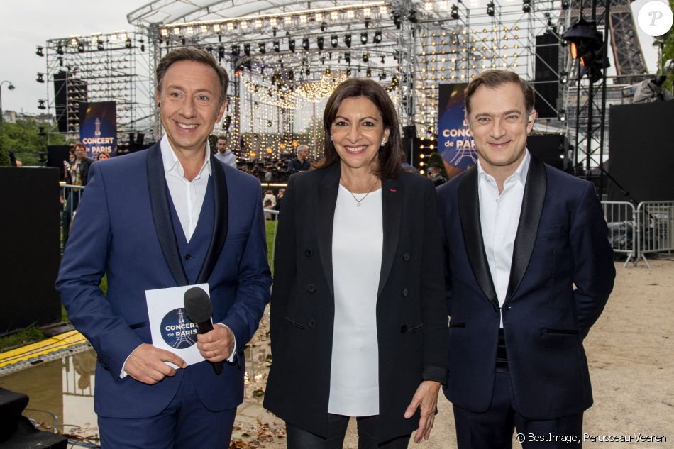 Exclusif - Stéphane Bern, Anne Hidalgo (maire de Paris) et Renaud Capuçon lors de l'évènement "Le Concert de Paris" depuis le Champ-de-Mars à l'occasion de la Fête Nationale du 14 Juillet 2021. © Perusseau-Veeren/Bestimage