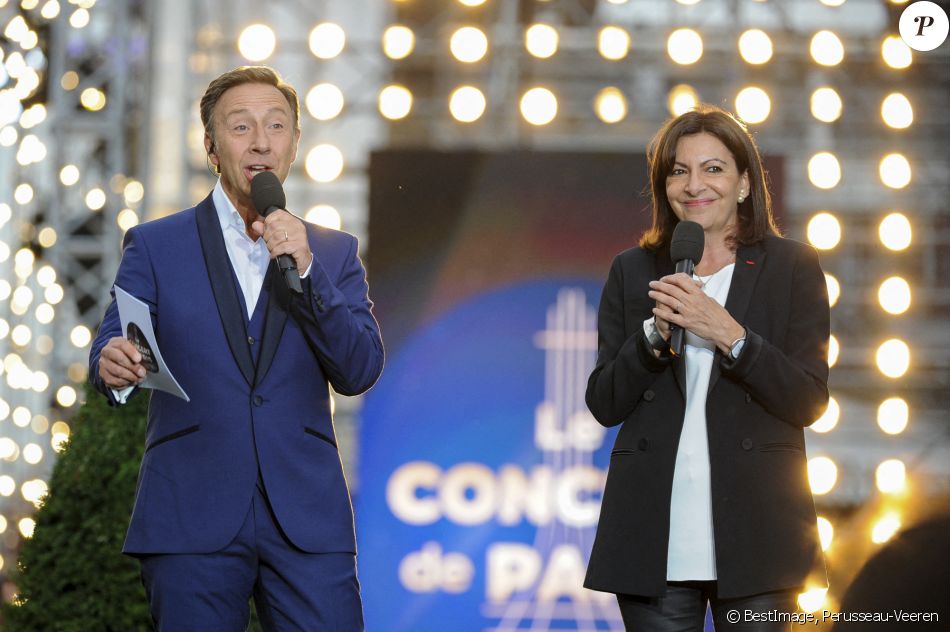 Exclusif - Stéphane Bern et Anne Hidalgo (maire de Paris) lors de l'évènement "Le Concert de Paris" depuis le Champ-de-Mars à l'occasion de la Fête Nationale du 14 Juillet 2021. © Perusseau-Veeren/Bestimage