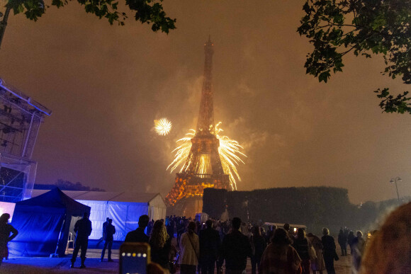 Exclusif - Illustration du feu d'artifice lors de l'évènement "Le Concert de Paris" depuis le Champ-de-Mars à l'occasion de la Fête Nationale du 14 Juillet 2021.  © Perusseau-Veeren/Bestimage