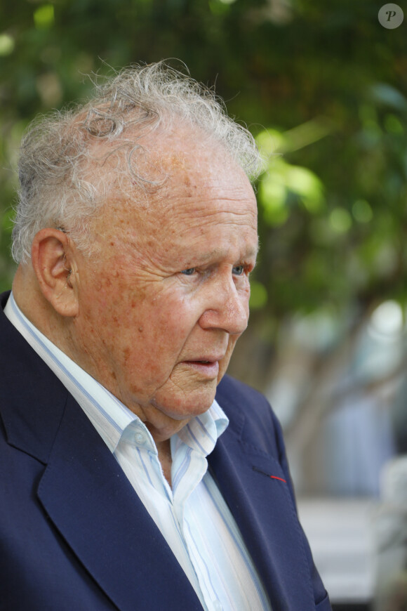 Philippe Bouvard pose à Cannes le 11 juillet 2018.