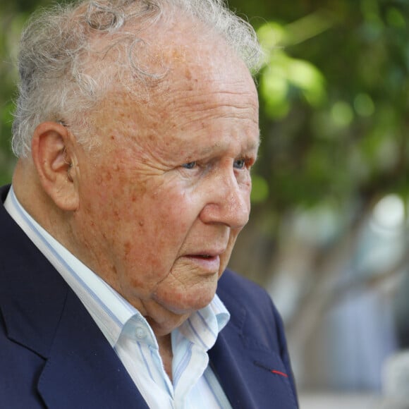 Philippe Bouvard pose à Cannes le 11 juillet 2018.