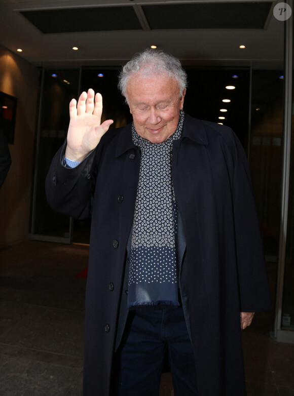 Exclusif - Philippe Bouvard arrive à un enregistrement radio à Paris le 30 octobre 2013.