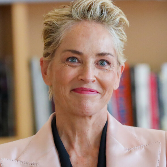 L'actrice américaine Sharon Stone reçoit les insignes de Commandeur dans l'Ordre des Arts et des Lettres en marge de la 74ème édition du Festival de Cannes, France, le 16 juillet 2021. © Patrice Lapoirie/Nice Matin/bestimage