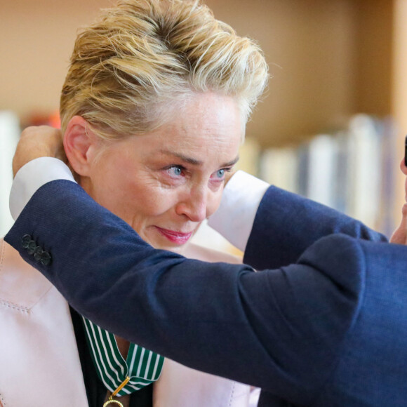 L'actrice américaine Sharon Stone reçoit les insignes de Commandeur dans l'Ordre des Arts et des Lettres par Thierry Frémaux, délégué général du festival de Cannes en marge de la 74ème édition du Festival de Cannes, France, le 16 juillet 2021. © Patrice Lapoirie/Nice Matin/bestimage