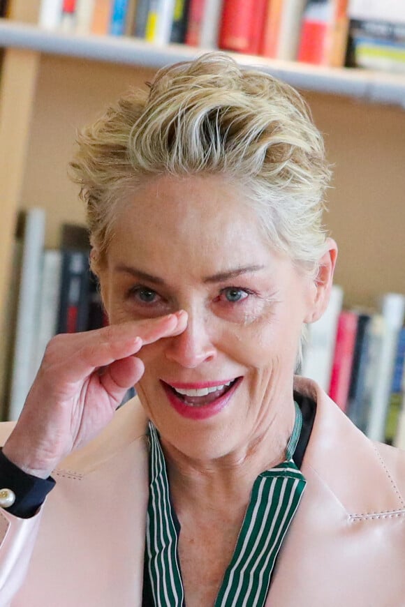 Sharon Stone reçoit les insignes de Commandeur dans l'Ordre des Arts et des Lettres en marge de la 74ème édition du Festival de Cannes, France, le 16 juillet 2021. ©  Patrice Lapoirie/Nice Matin/bestimage