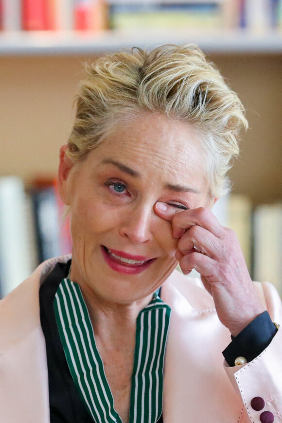 Sharon Stone reçoit les insignes de Commandeur dans l'Ordre des Arts et des Lettres en marge de la 74ème édition du Festival de Cannes, France, le 16 juillet 2021. © Patrice Lapoirie/Nice Matin/bestimage 