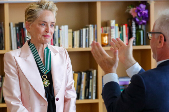Sharon Stone reçoit les insignes de Commandeur dans l'Ordre des Arts et des Lettres par Thierry Frémaux, délégué général du festival de Cannes en marge du Festival de Cannes.  Patrice Lapoirie/Nice Matin/bestimage