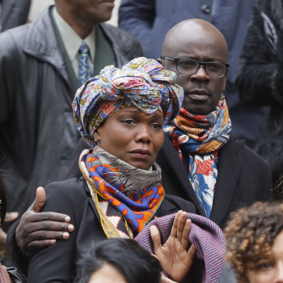 Kareen Guiock et son compagnon Lilian Thuram - Sorties des obsèques de Jean-Michel Martial en l'église Saint-Roch à Paris le 23 octobre 2019. © Christophe Clovis / Bestimage