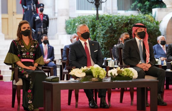 Le Roi Abdallah II de Jordanie, accompagné de la Reine Rania Al Abdullah et du Prince Héritier Al Hussein, assiste à la cérémonie marquant le 75ème anniversaire de l'indépendance de la Jordanie au Palais de Raghadan, mai 2021.