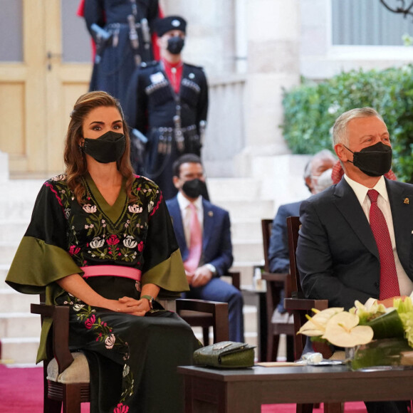Le Roi Abdallah II de Jordanie, accompagné de la Reine Rania Al Abdullah et du Prince Héritier Al Hussein, assiste à la cérémonie marquant le 75ème anniversaire de l'indépendance de la Jordanie au Palais de Raghadan, mai 2021.