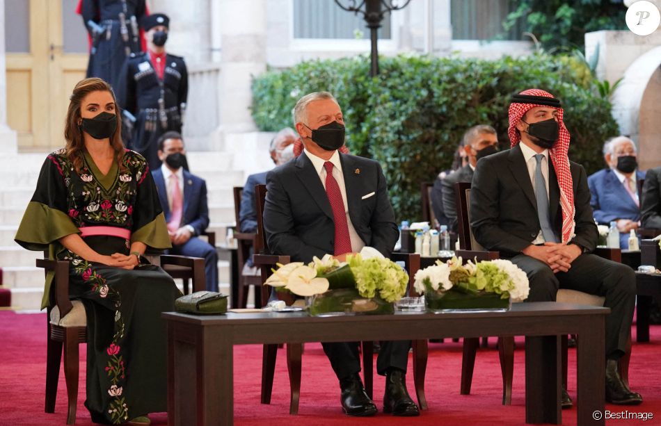 Le Roi Abdallah II de Jordanie, accompagné de la Reine Rania Al Abdullah et du Prince Héritier Al Hussein, assiste à la cérémonie marquant le 75ème anniversaire de l'indépendance de la Jordanie au Palais de Raghadan, mai 2021.