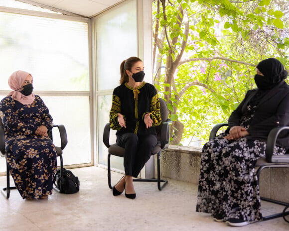 La reine Rania de Jordanie lors d'une rencontre avec un groupe de propriétaires de petits projets générateurs de revenus. Le 4 mai 2021