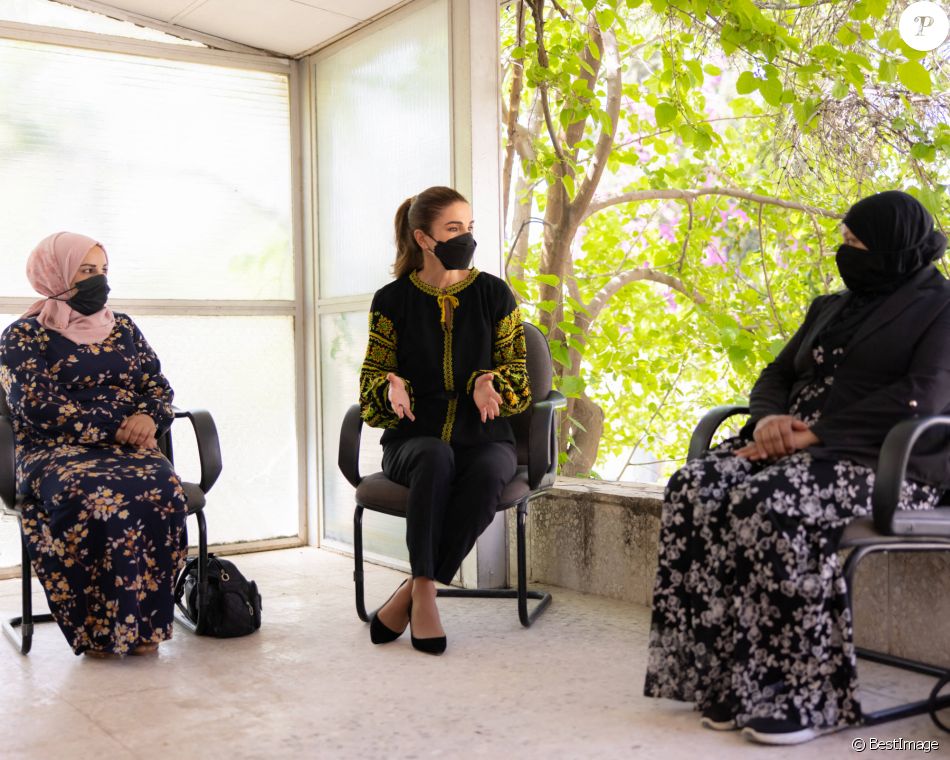 La reine Rania de Jordanie lors d'une rencontre avec un groupe de propriétaires de petits projets générateurs de revenus. Le 4 mai 2021
