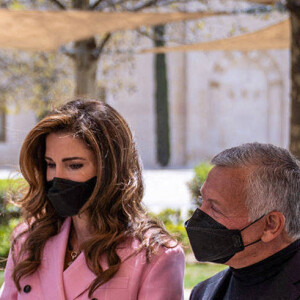 Le roi Abdallah de Jordanie et la Reine Rania visitent un marché de rue à Amman, mars 2021.