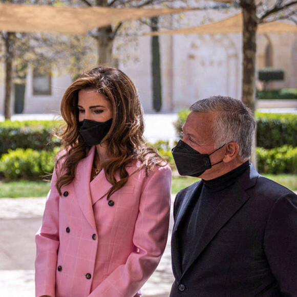 Le roi Abdallah de Jordanie et la Reine Rania visitent un marché de rue à Amman, mars 2021.